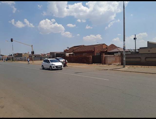 3 BEDROOM HOUSE FOR SALE IN THOKOZA EXT 2